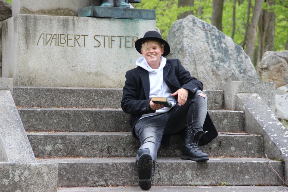 Schüler auf der Treppe zum Denkmal von Adalbert Stifter